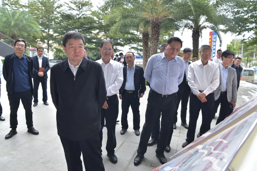 省政协主席毛万春来三亚调研