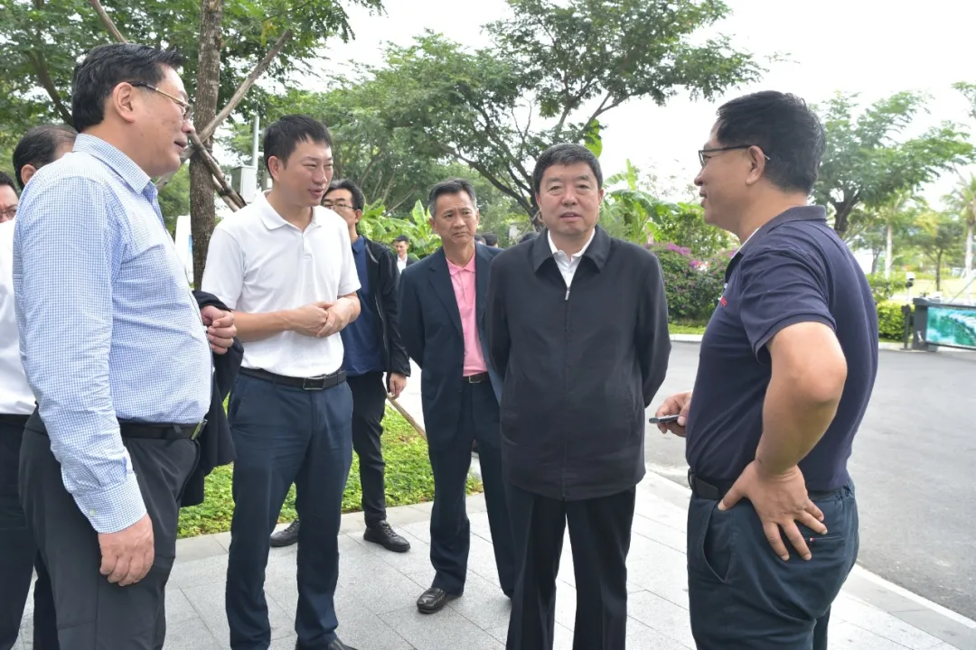 省政协主席毛万春来三亚调研